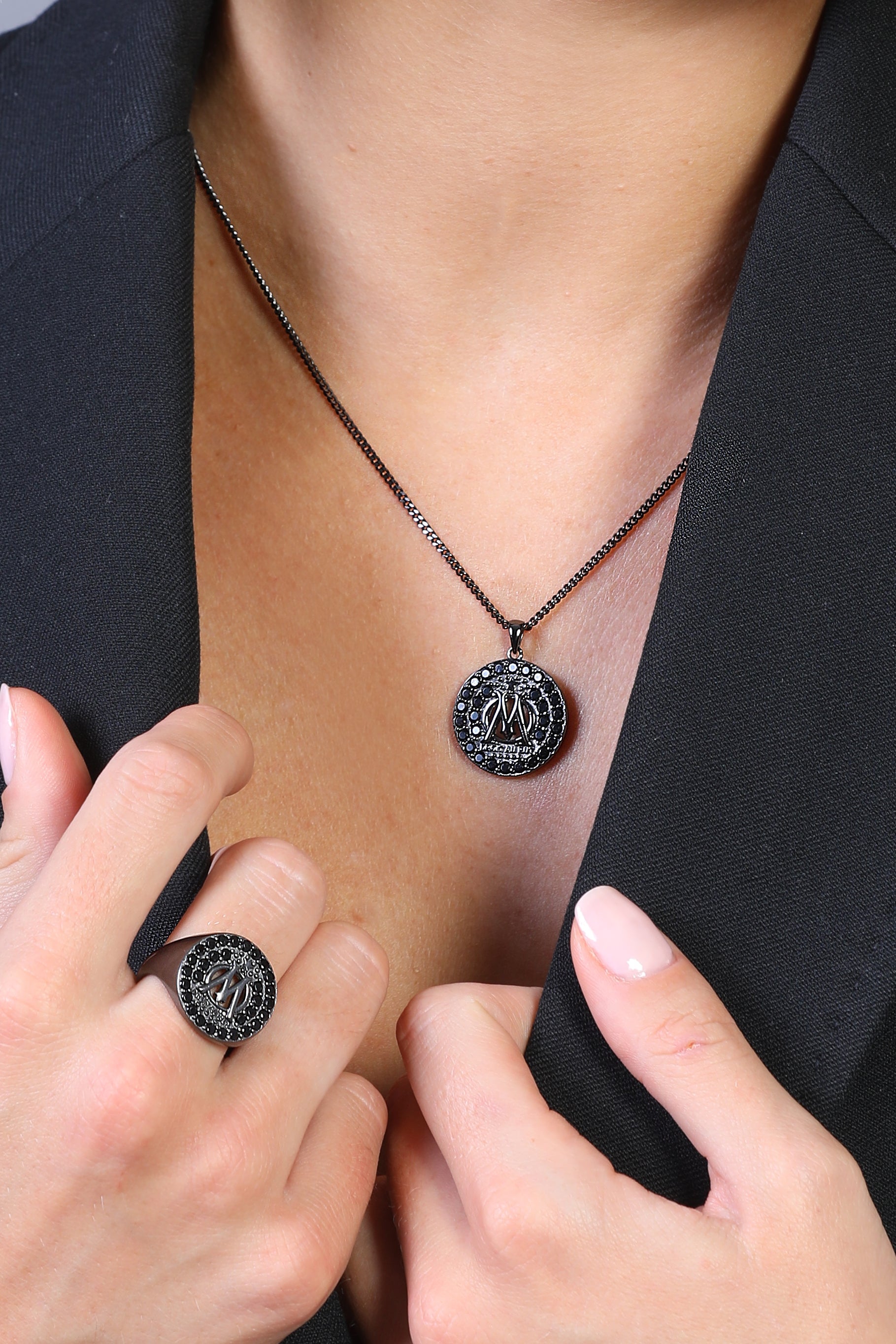 Collier pendentif rond So black Collection Olympique de Marseille